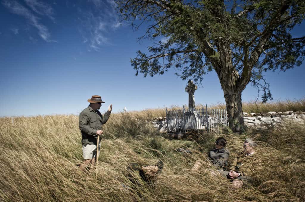 guide telling story at spioenkop